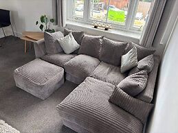Modern 2-bed Victorian Apartment - Sleeps 6 & Pets