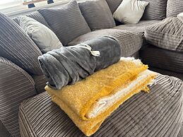 Modern 2-bed Victorian Apartment - Sleeps 6 & Pets