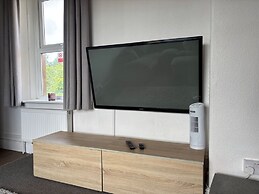 Modern 2-bed Victorian Apartment - Sleeps 6 & Pets