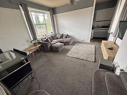 Modern 2-bed Victorian Apartment - Sleeps 6 & Pets