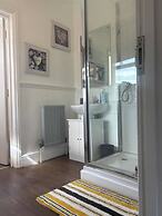Modern 2-bed Victorian Apartment - Sleeps 6 & Pets