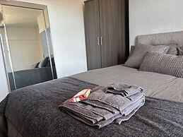 Modern 2-bed Victorian Apartment - Sleeps 6 & Pets