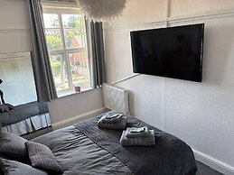 Modern 2-bed Victorian Apartment - Sleeps 6 & Pets