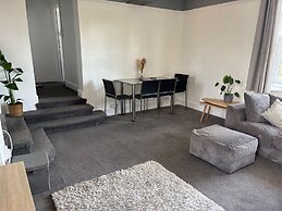 Modern 2-bed Victorian Apartment - Sleeps 6 & Pets