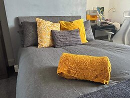 Modern 2-bed Victorian Apartment - Sleeps 6 & Pets
