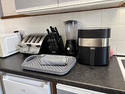 Modern 2-bed Victorian Apartment - Sleeps 6 & Pets