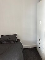 Modern 2-bed Victorian Apartment - Sleeps 6 & Pets