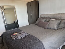 Modern 2-bed Victorian Apartment - Sleeps 6 & Pets
