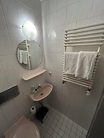 2-Rent Group Hostel Rooms AUB162