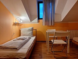 2-Rent Group Hostel Rooms AUB162
