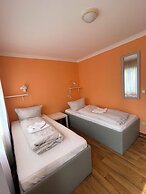 2-Rent Group Hostel Rooms AUB162