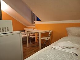 2-Rent Group Hostel Rooms AUB162