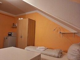 2-Rent Group Hostel Rooms AUB162