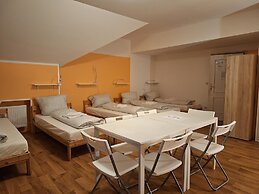 2-Rent Group Hostel Rooms AUB162