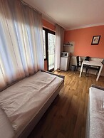 2-Rent Group Hostel Rooms AUB162