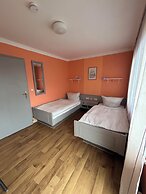 2-Rent Group Hostel Rooms AUB162