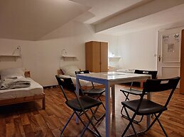 2-Rent Group Hostel Rooms AUB162