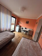 2-Rent Group Hostel Rooms AUB162