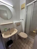 2-Rent Group Hostel Rooms AUB162