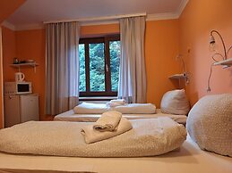 2-Rent Group Hostel Rooms AUB162