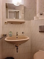 2-Rent Group Hostel Rooms AUB162