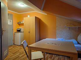 2-Rent Group Hostel Rooms AUB162