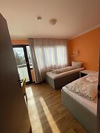 2-Rent Group Hostel Rooms AUB162