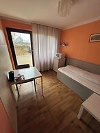 2-Rent Group Hostel Rooms AUB162