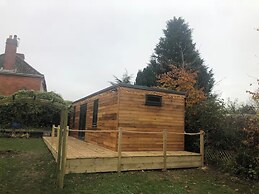 2 Guests - Garden Retreat With Balcony Views