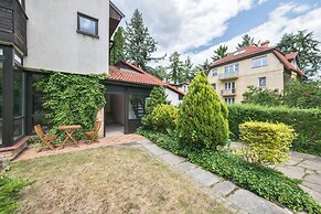 Pokój nad garażem by Grand Apartments