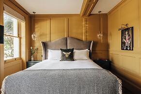 Hermes Hotel by Nestor