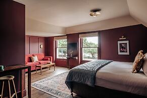 Hermes Hotel by Nestor