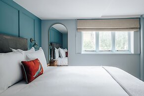 Hermes Hotel by Nestor