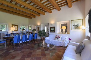 Villa Emily 10 by Marche Holiday Villas