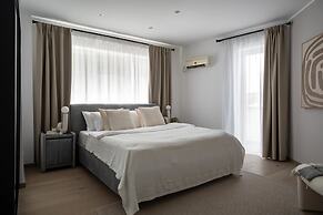 Chic & Central 3BR Retreat in the Historic Center