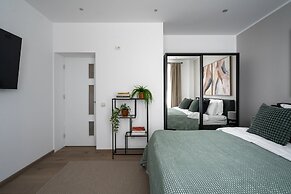 Chic & Central 3BR Retreat in the Historic Center