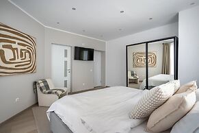 Chic & Central 3BR Retreat in the Historic Center