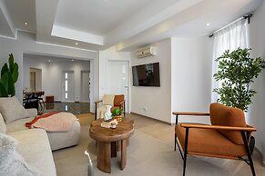 Chic & Central 3BR Retreat in the Historic Center