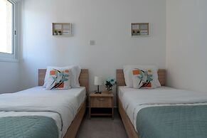Andrea 3-BR Apt in Mackenzie With Pool