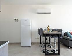 Andrea 3-BR Apt in Mackenzie With Pool