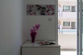 Andrea 3-BR Apt in Mackenzie With Pool