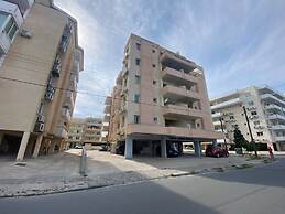 Andrea 3-BR Apt in Mackenzie With Pool