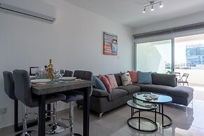 Andrea 3-BR Apt in Mackenzie With Pool