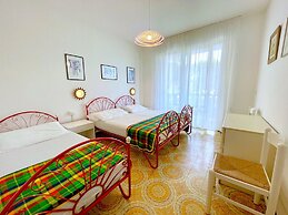 Apartment a Stone's Throw From the Beach