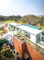 Modern 2bhk w Pool Access 5km to Coco Beach