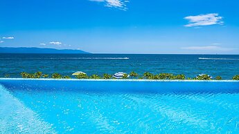 Beachfront Private Pool Theatre Room Views