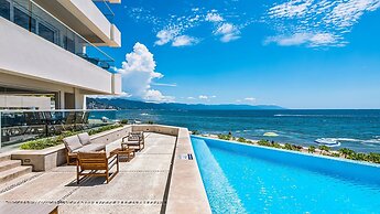 Beachfront Private Pool Theatre Room Views