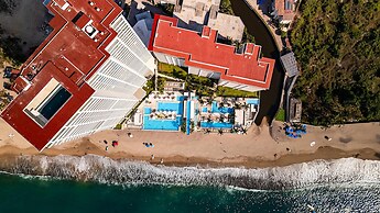Beachfront Private Pool Theatre Room Views