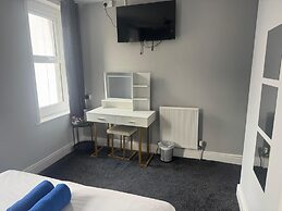 100 Pipers Hotel