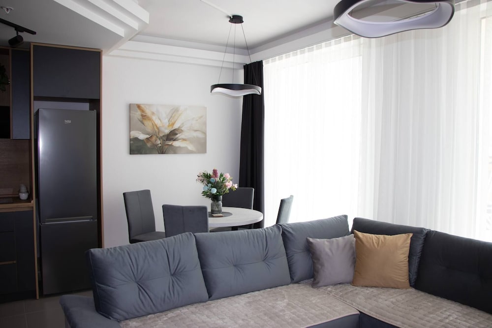 Deluxe Two Bedroom Condo & Pool on 5th Floor
